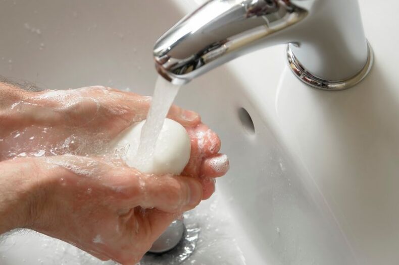 用肥皂洗手以防止蠕虫