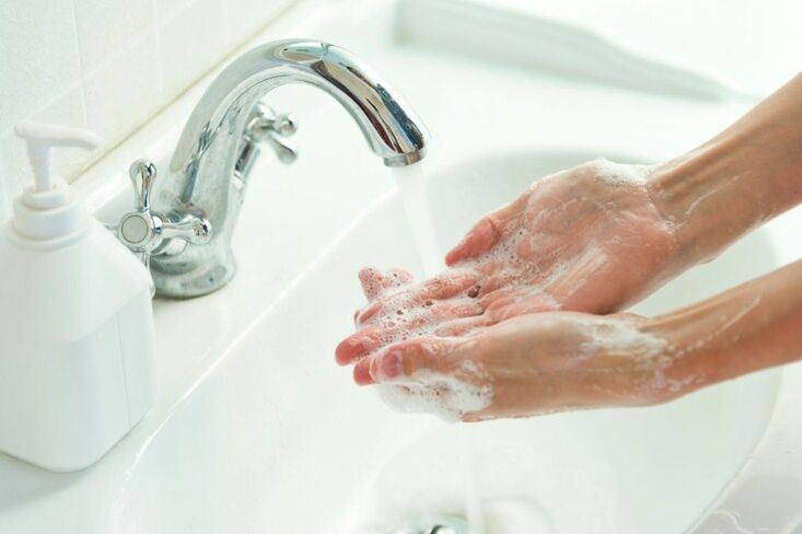 用肥皂洗手以预防蠕虫
